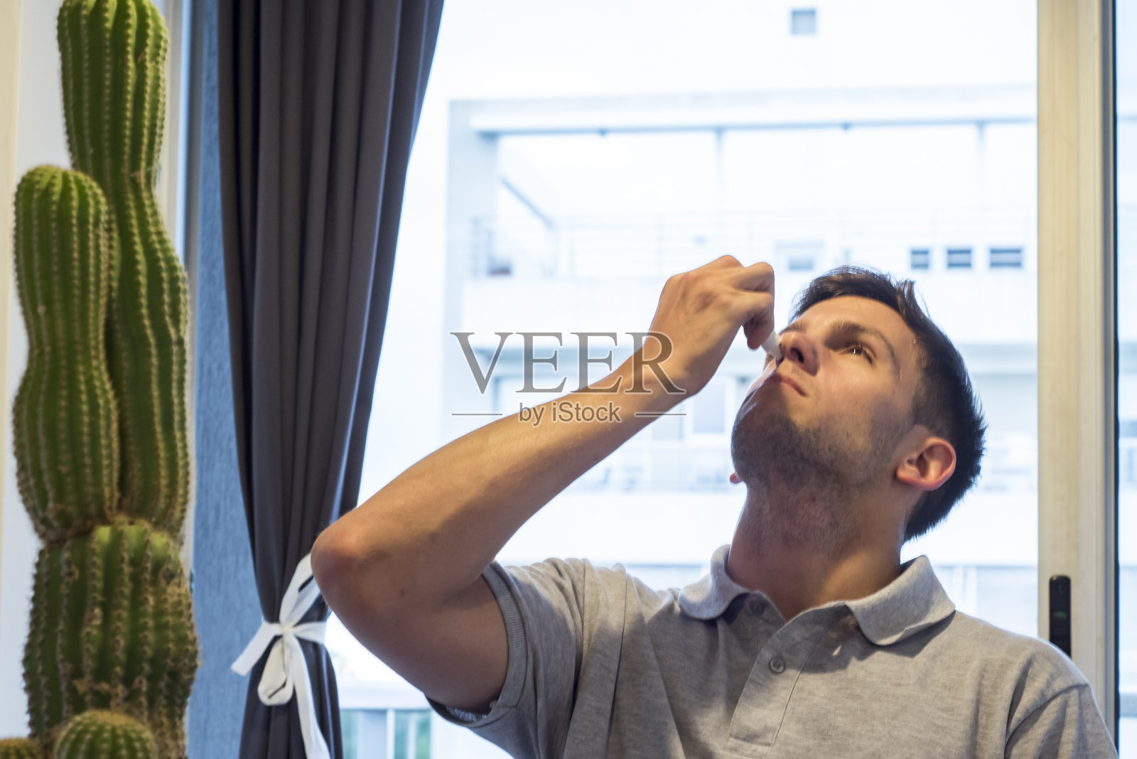 年轻人在家里遭受过敏照片摄影图片