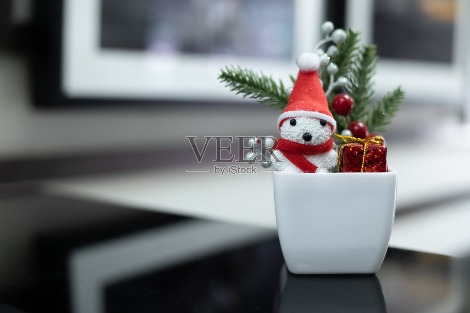 物体x圣诞在黑色的桌子上。照片摄影图片