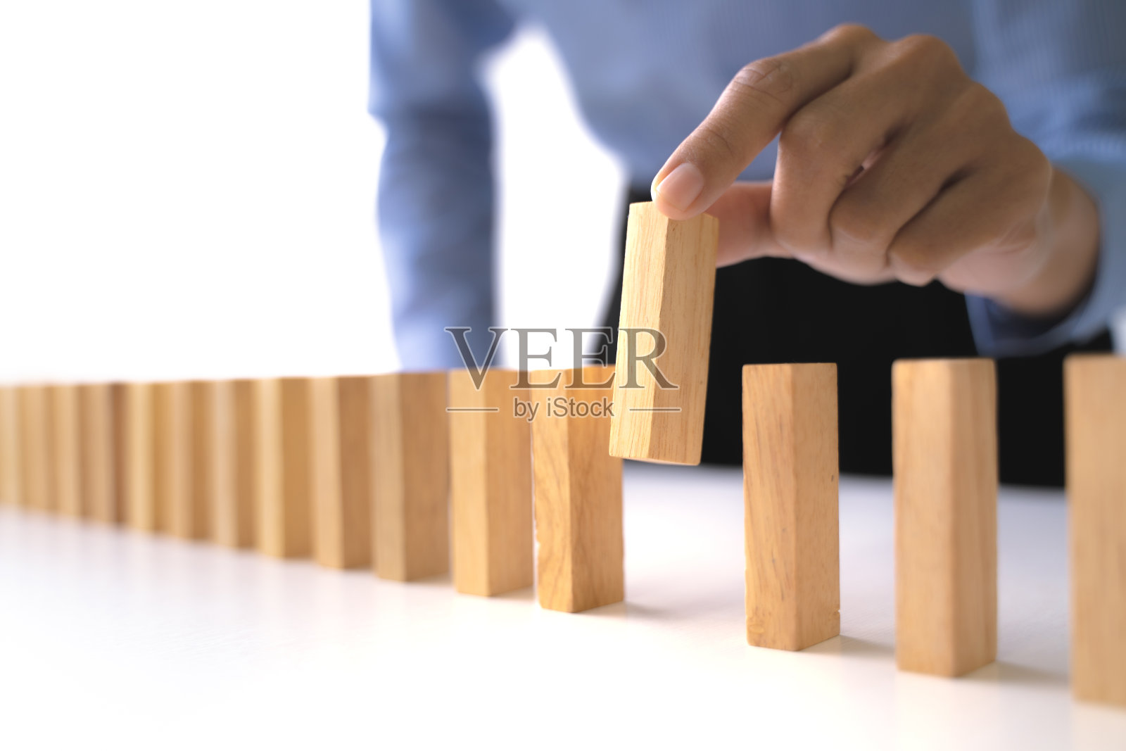 女人抱木砖砌块，招人观念。照片摄影图片