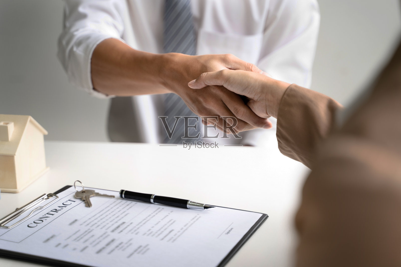 房地产代理与客户签订房屋合同，住房贷款和保险理念。照片摄影图片