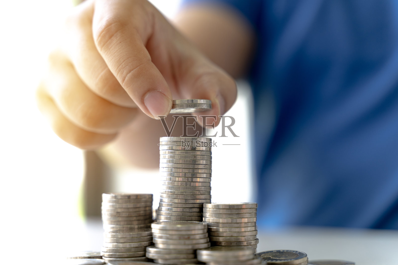 男性手叠钱币投资理财概念。照片摄影图片