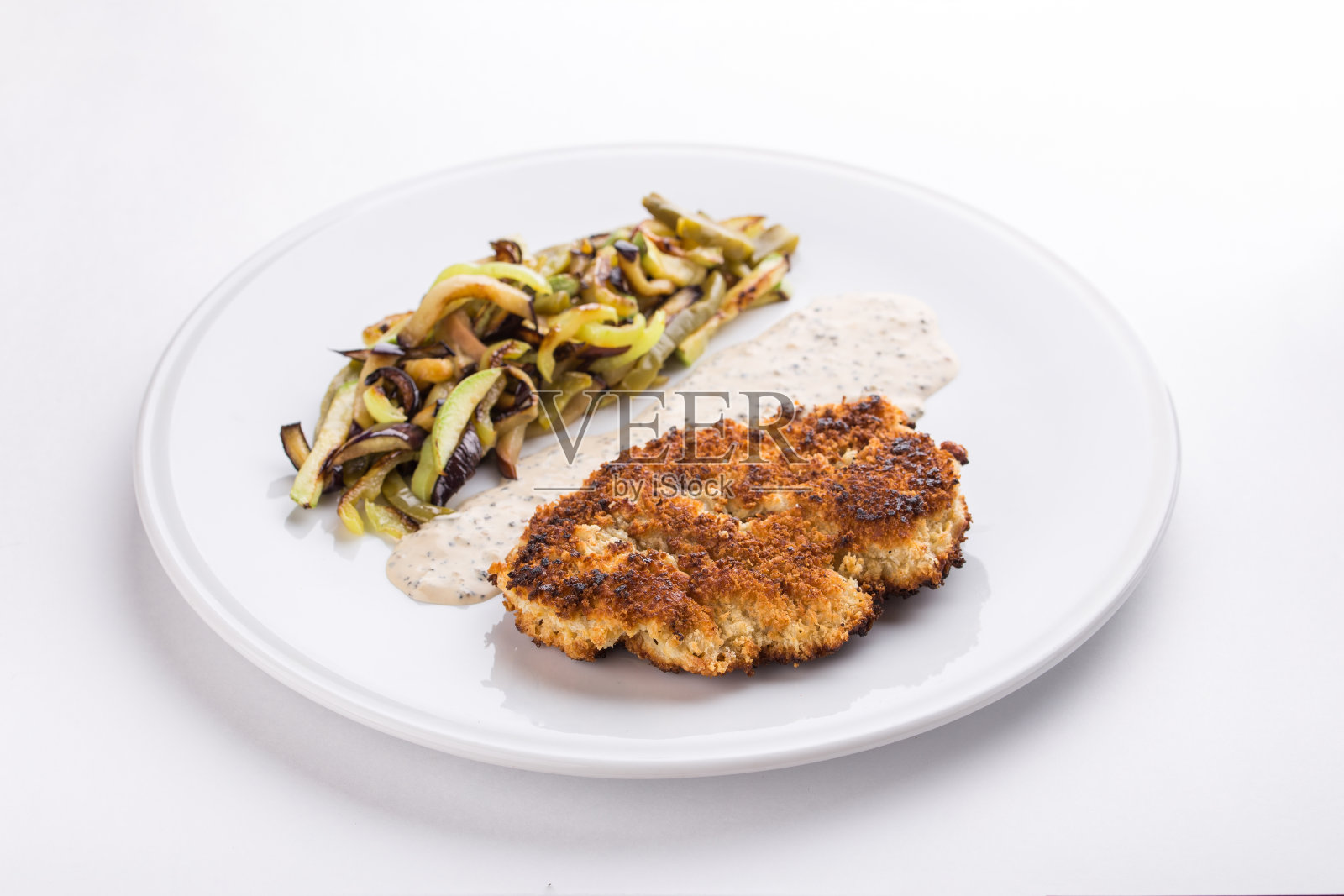 炸猪排配炸土豆、蘑菇和白酱照片摄影图片