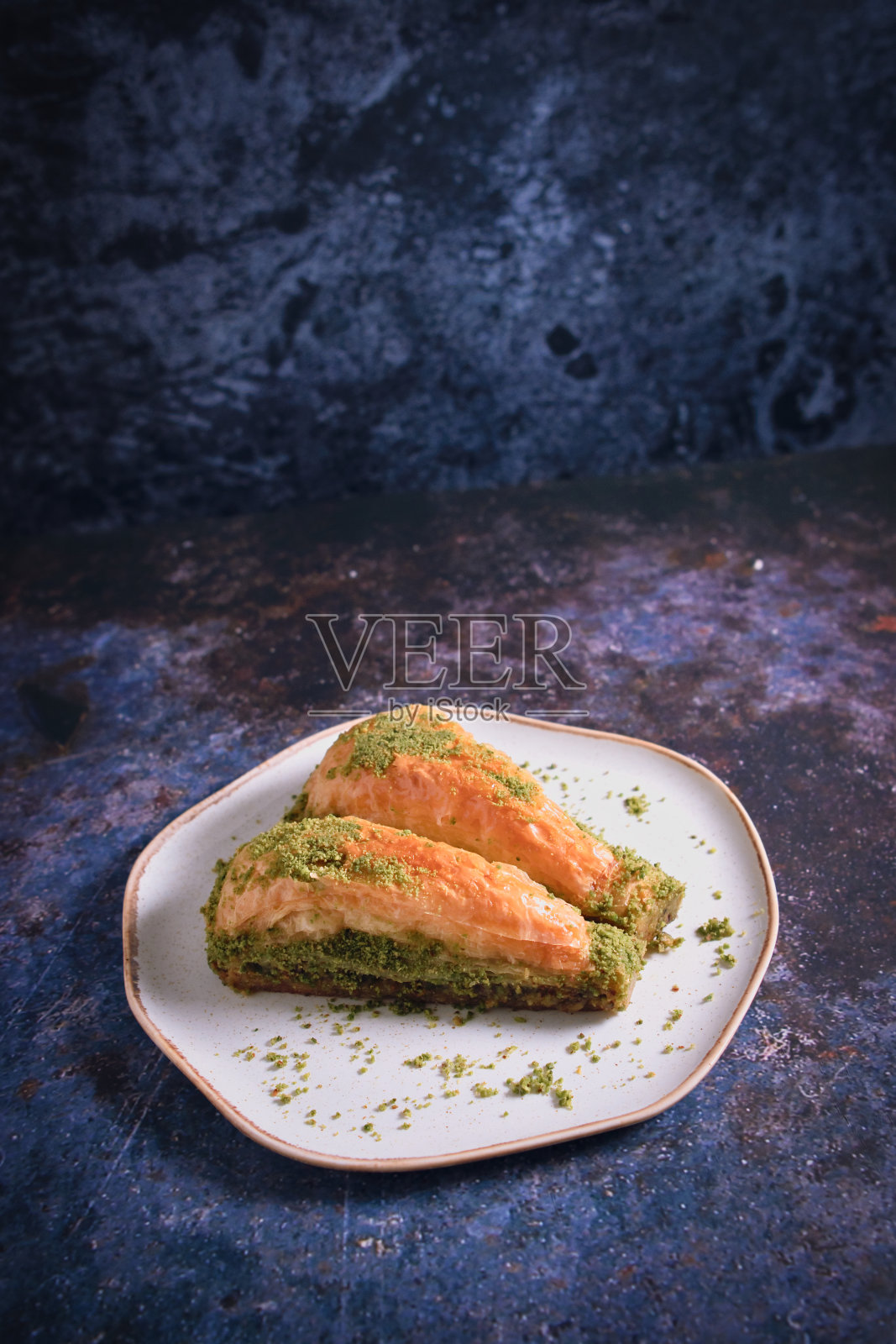 开心果土耳其Baklava Havuc Dilimi。传统土耳其甜点。胡桃，开心果土耳其风格安泰普巴克拉瓦。土耳其风味的巴克拉瓦蜜。照片摄影图片