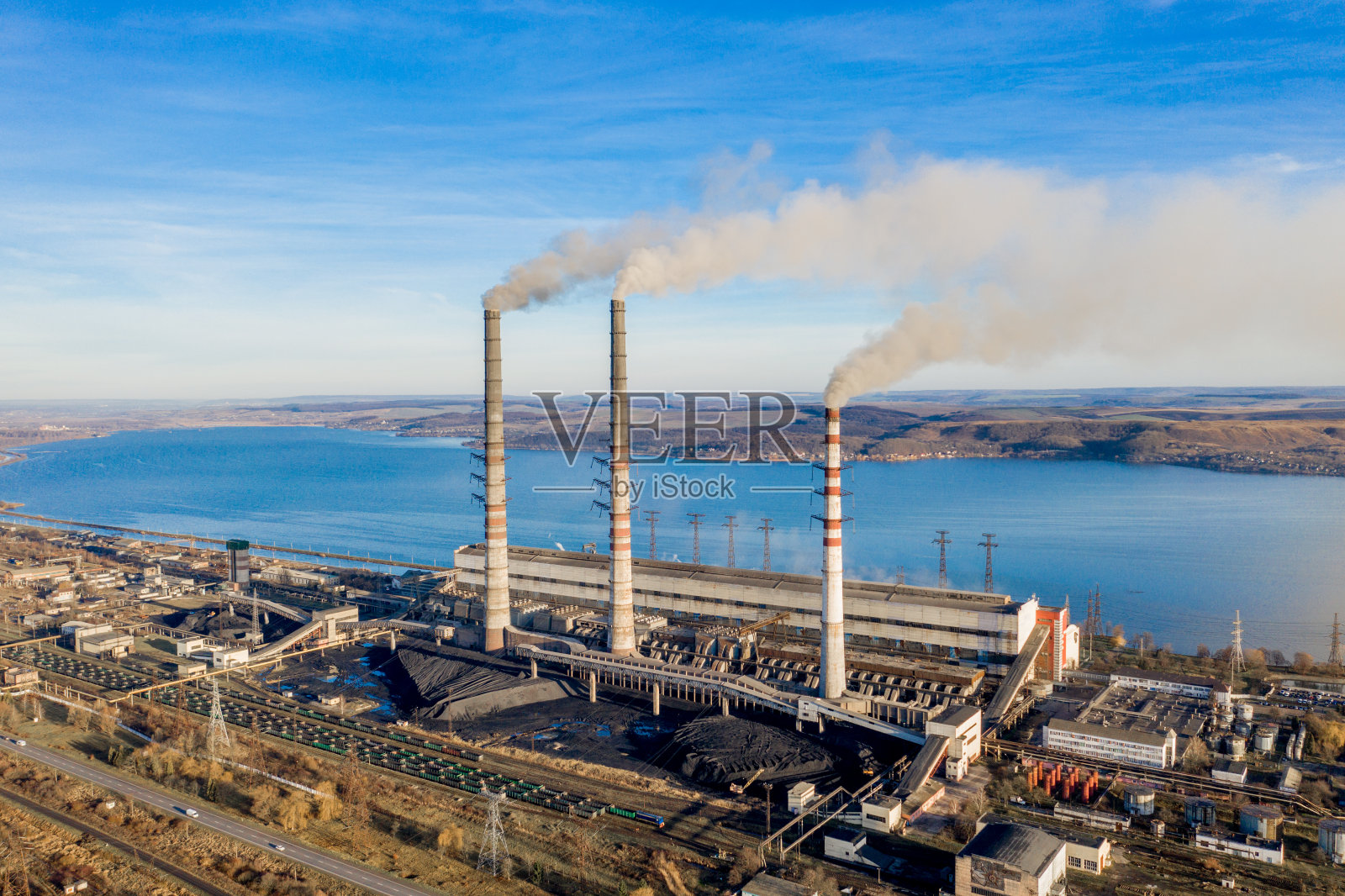 重型工业燃煤电厂的管道和黑色和白色的烟雾照片摄影图片