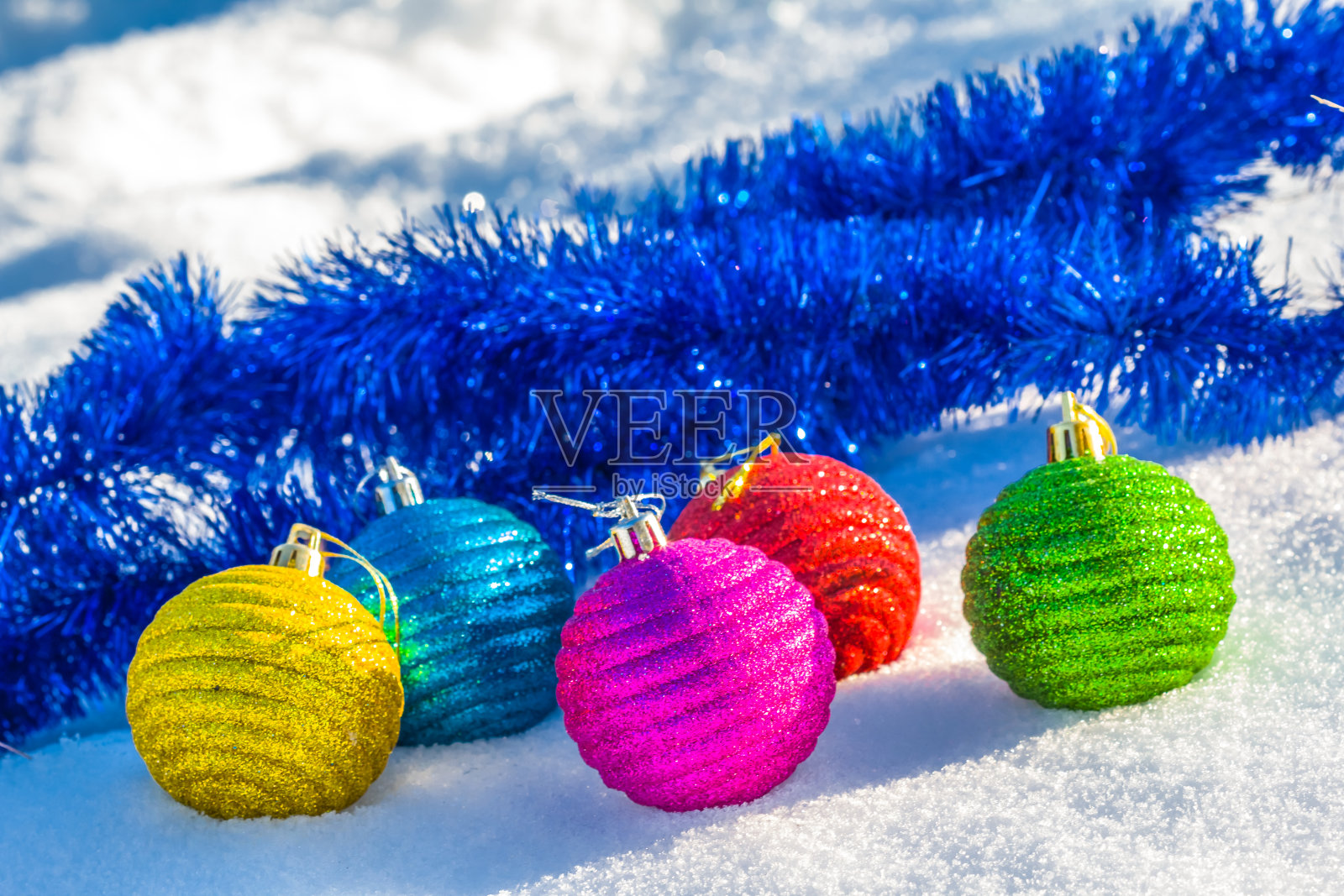 新年玩具躺在雪地上照片摄影图片