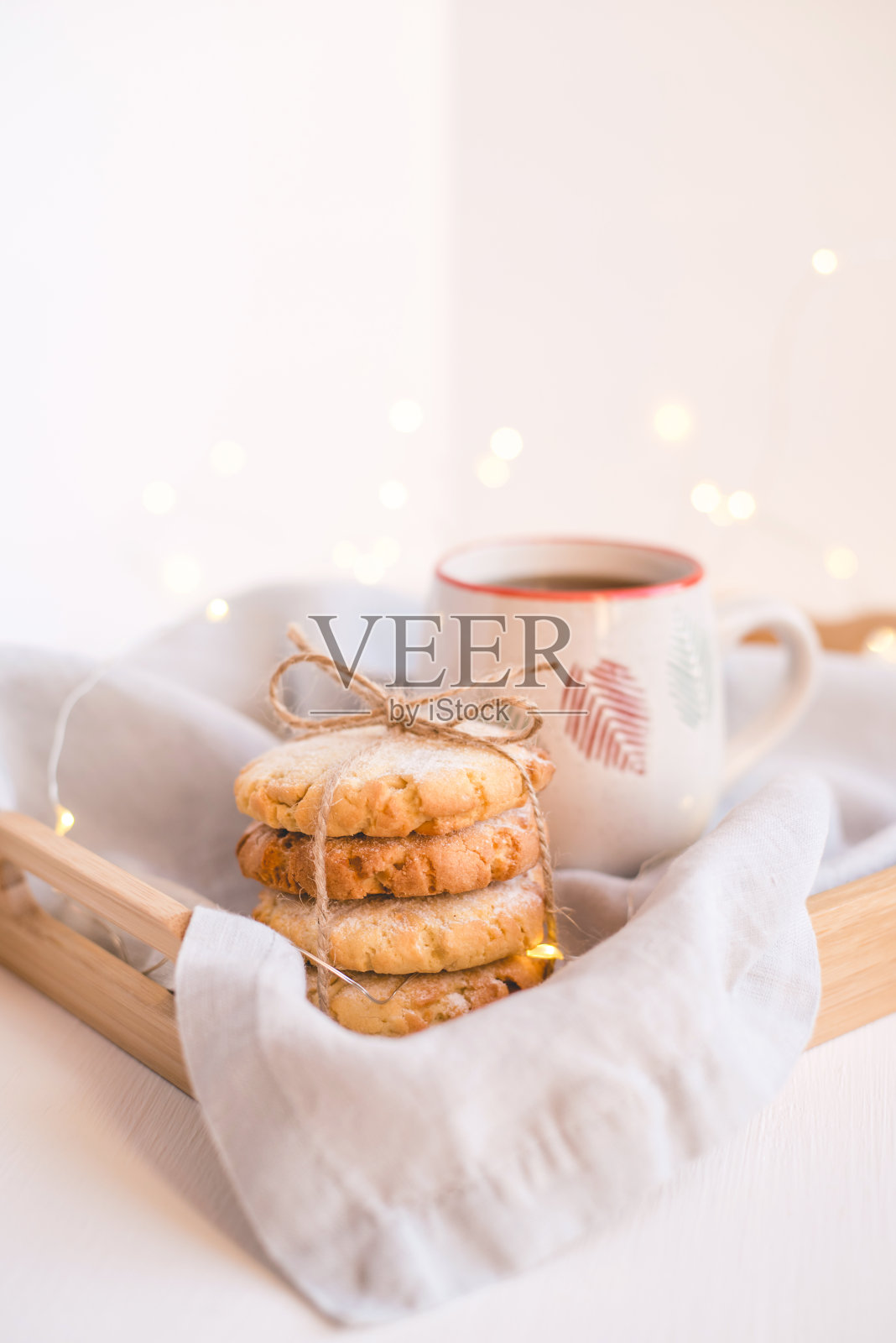 木盘上放着新鲜的饼干和一杯茶。照片摄影图片