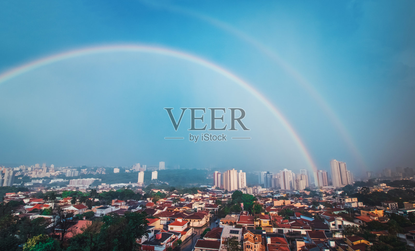 Ribeirao Preto城市天际线上的双彩虹照片摄影图片