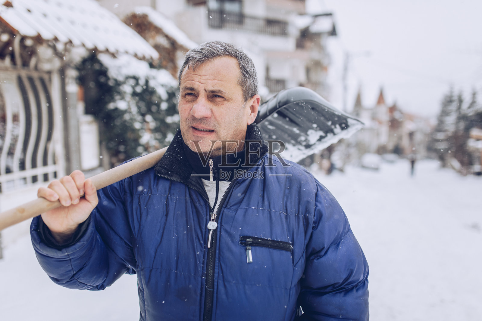 老人清理积雪照片摄影图片