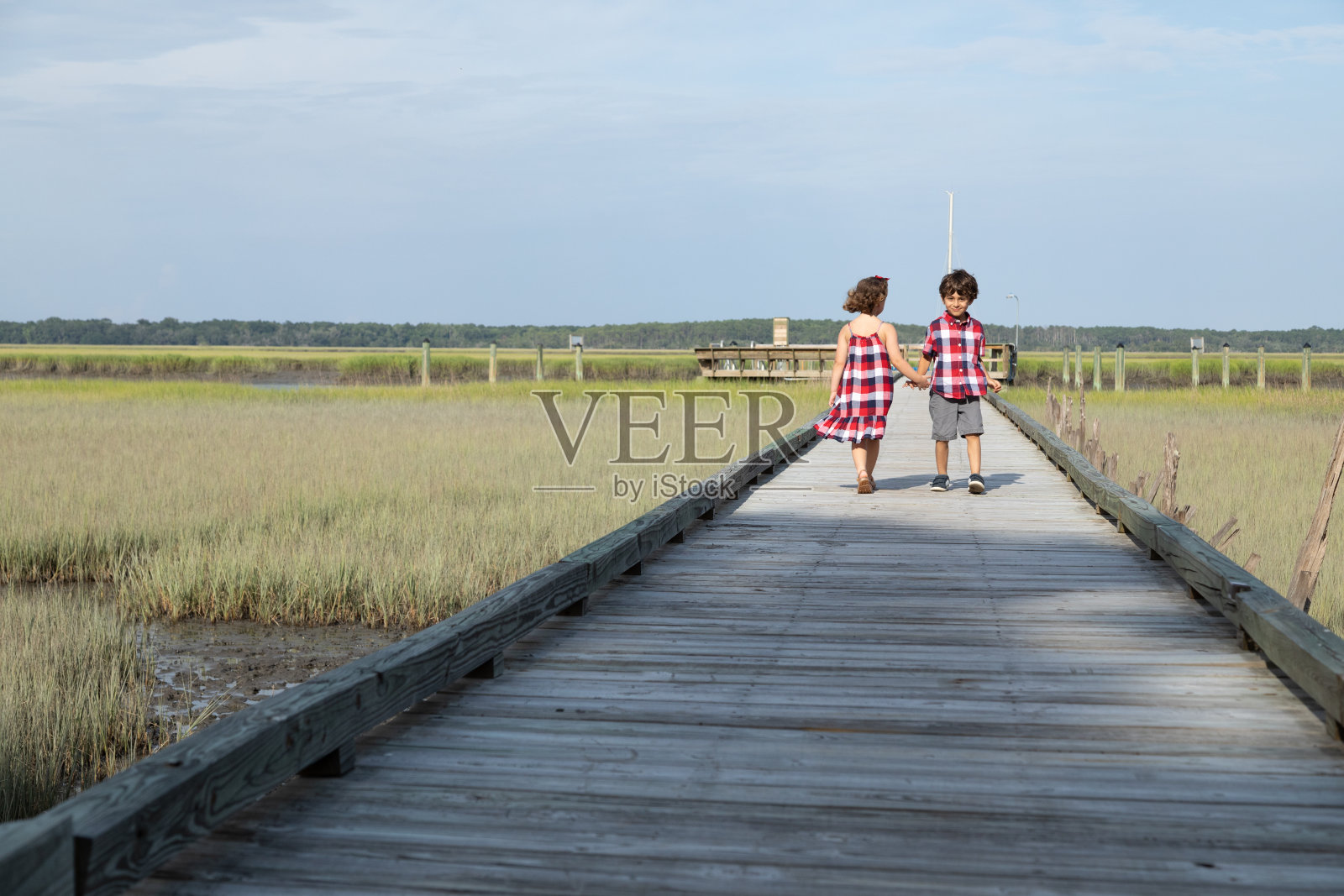 孩子们手牵手在户外行走照片摄影图片