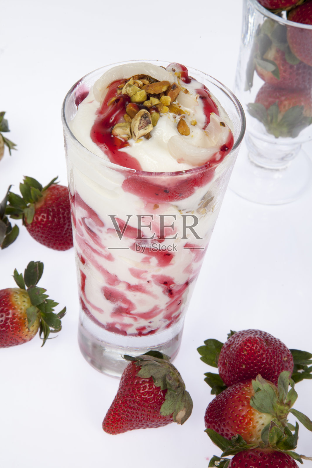 美味的草莓奶昔;照片上的白色背景。照片摄影图片