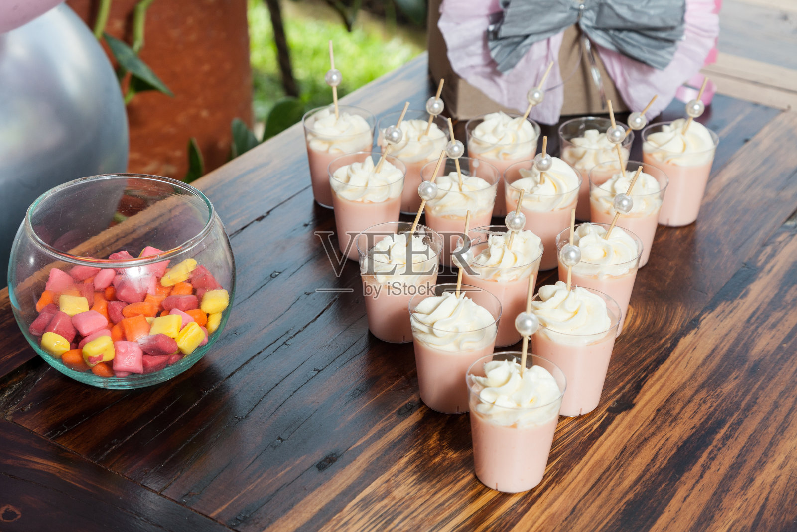 为派对客人提供个人展示甜点。照片摄影图片