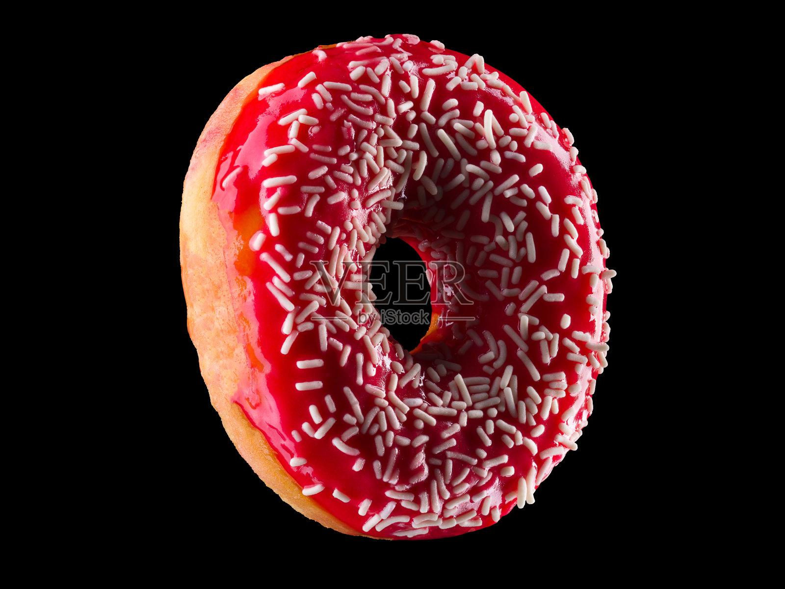 在黑色背景上撒满糖屑的甜甜圈旋转了四分之三照片摄影图片