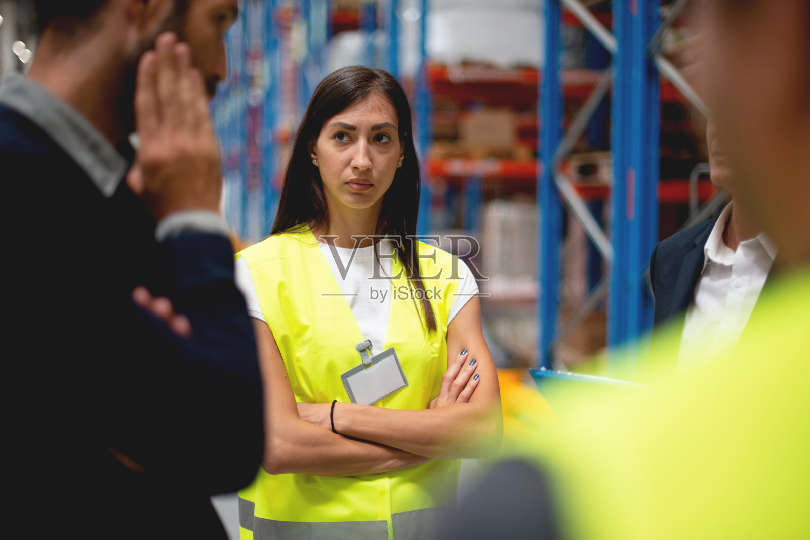 仓库会议，经理和工人照片摄影图片