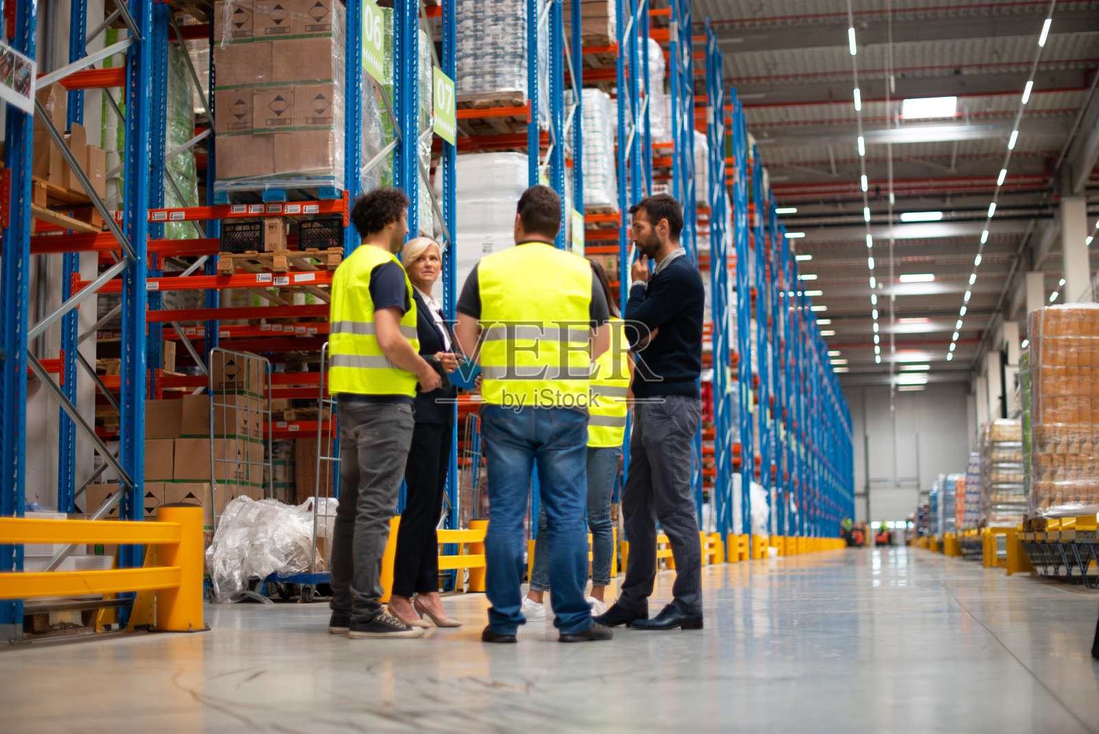 仓库会议，经理和工人照片摄影图片