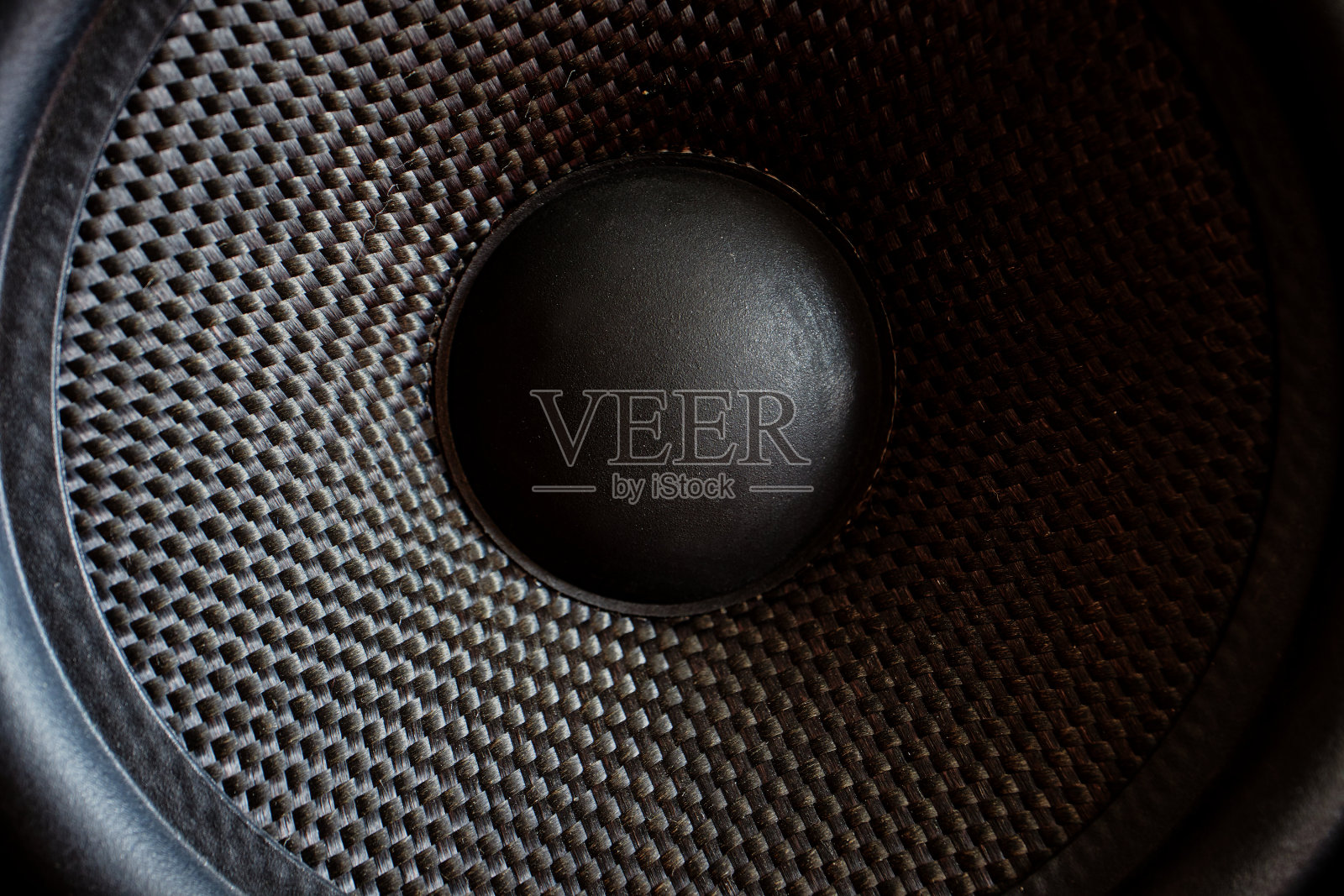 昏暗光线下的黑色圆锥体照片摄影图片