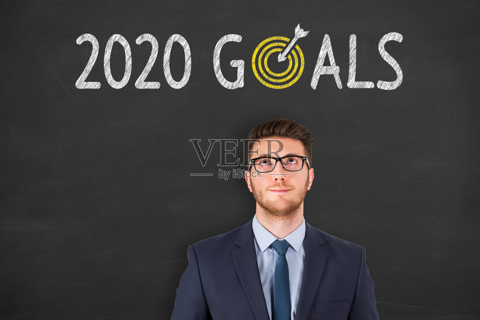 2020年新年目标在黑板上的人的头上照片摄影图片