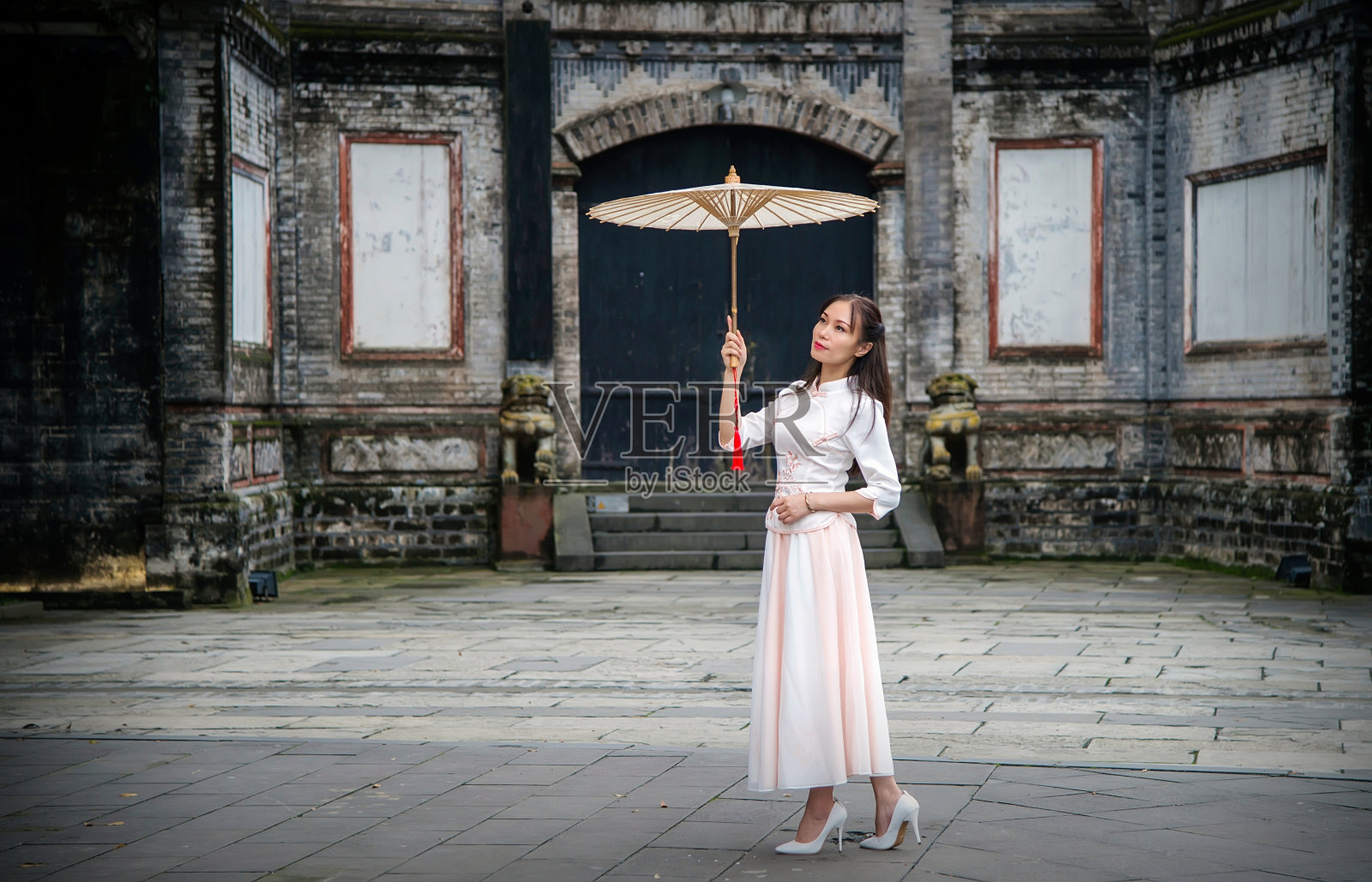 穿旗袍的女人照片摄影图片