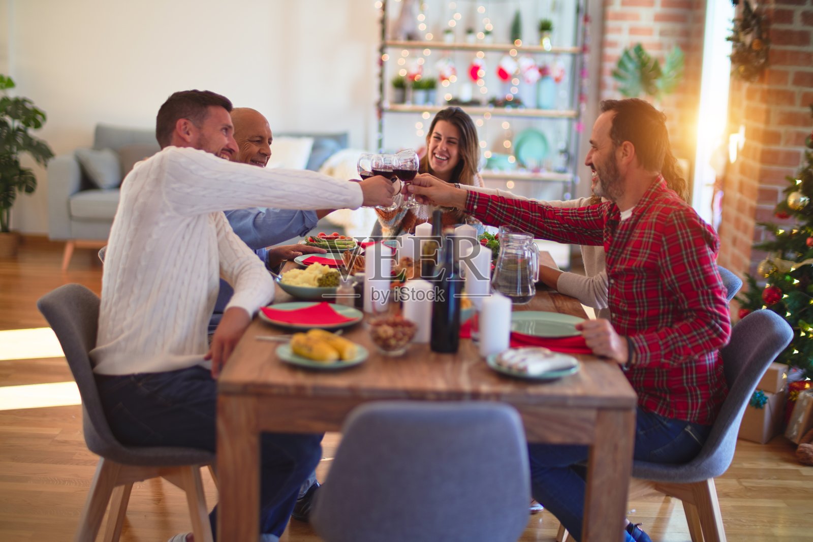 美丽的家庭微笑幸福自信。吃着烤火鸡，喝着酒在家庆祝圣诞节照片摄影图片