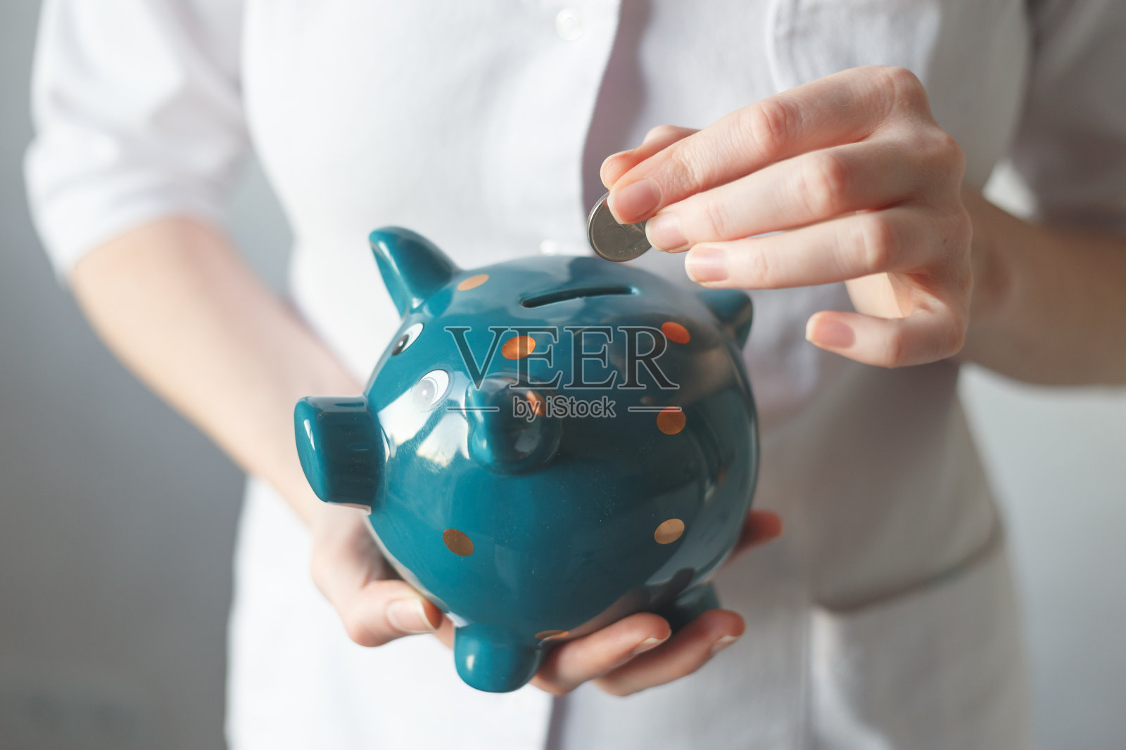 医生与储蓄罐：医疗保险费用金融储蓄概念照片摄影图片