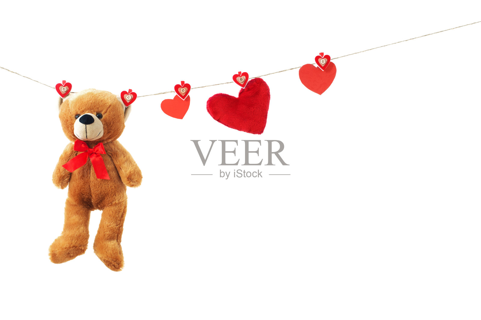 白色背景上孤立的红心泰迪熊。情人节的概念照片摄影图片