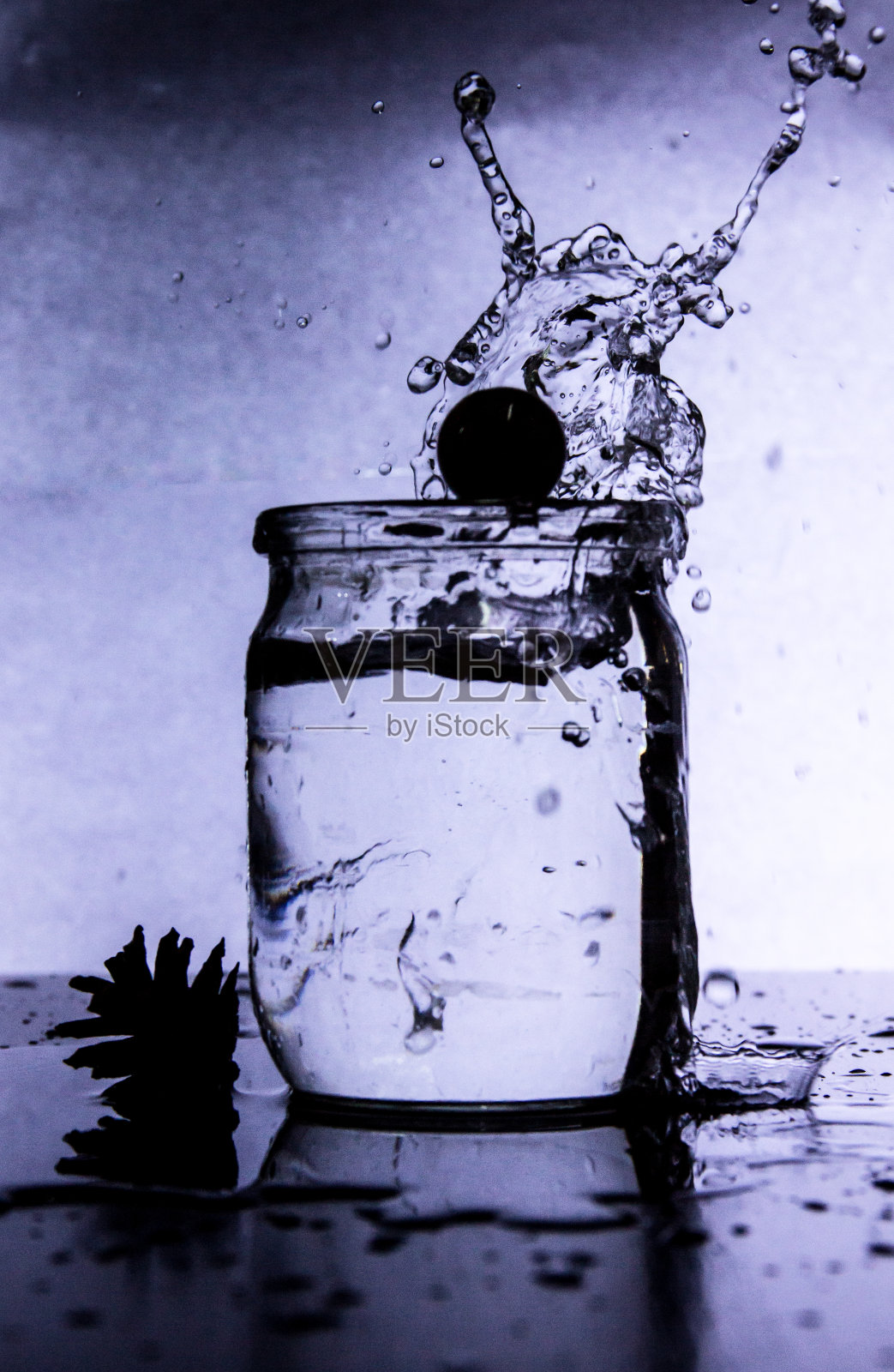 飞溅的微距镜头照片摄影图片