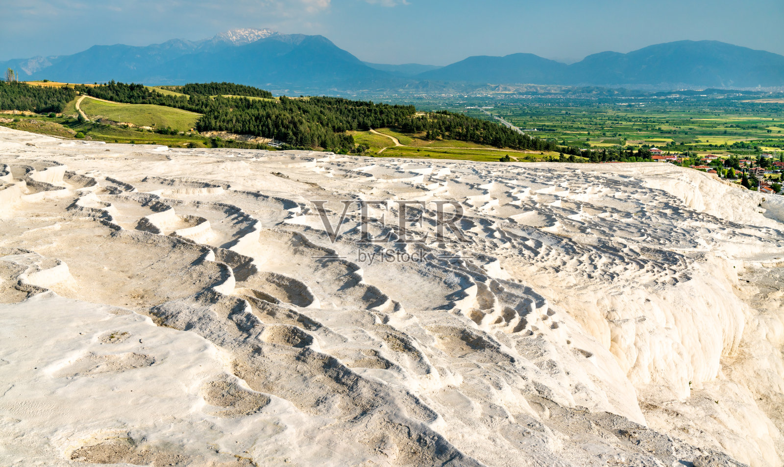 土耳其Pamukkale的石灰华池塘和梯田照片摄影图片
