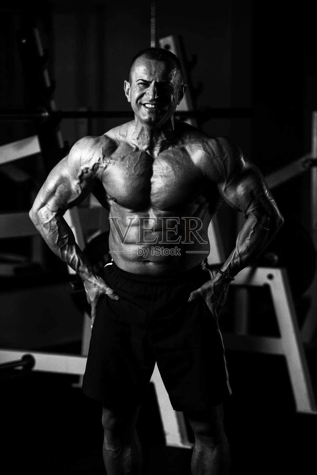 成熟的健美者伸缩肌肉照片摄影图片