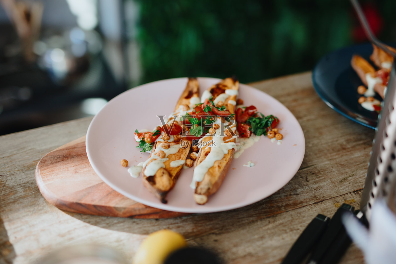 甜烤土豆配樱桃番茄和鹰嘴豆照片摄影图片