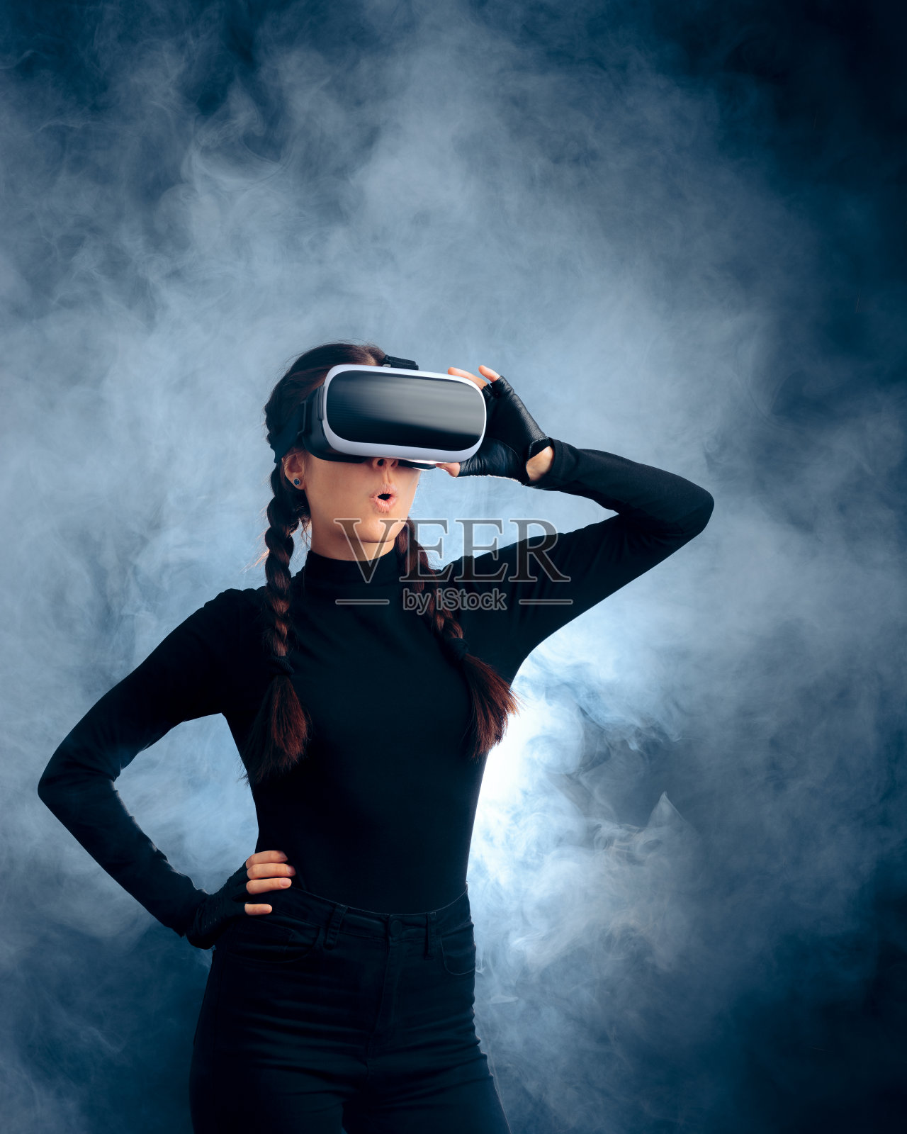 戴着VR眼镜的女性在虚拟增强现实体验中照片摄影图片