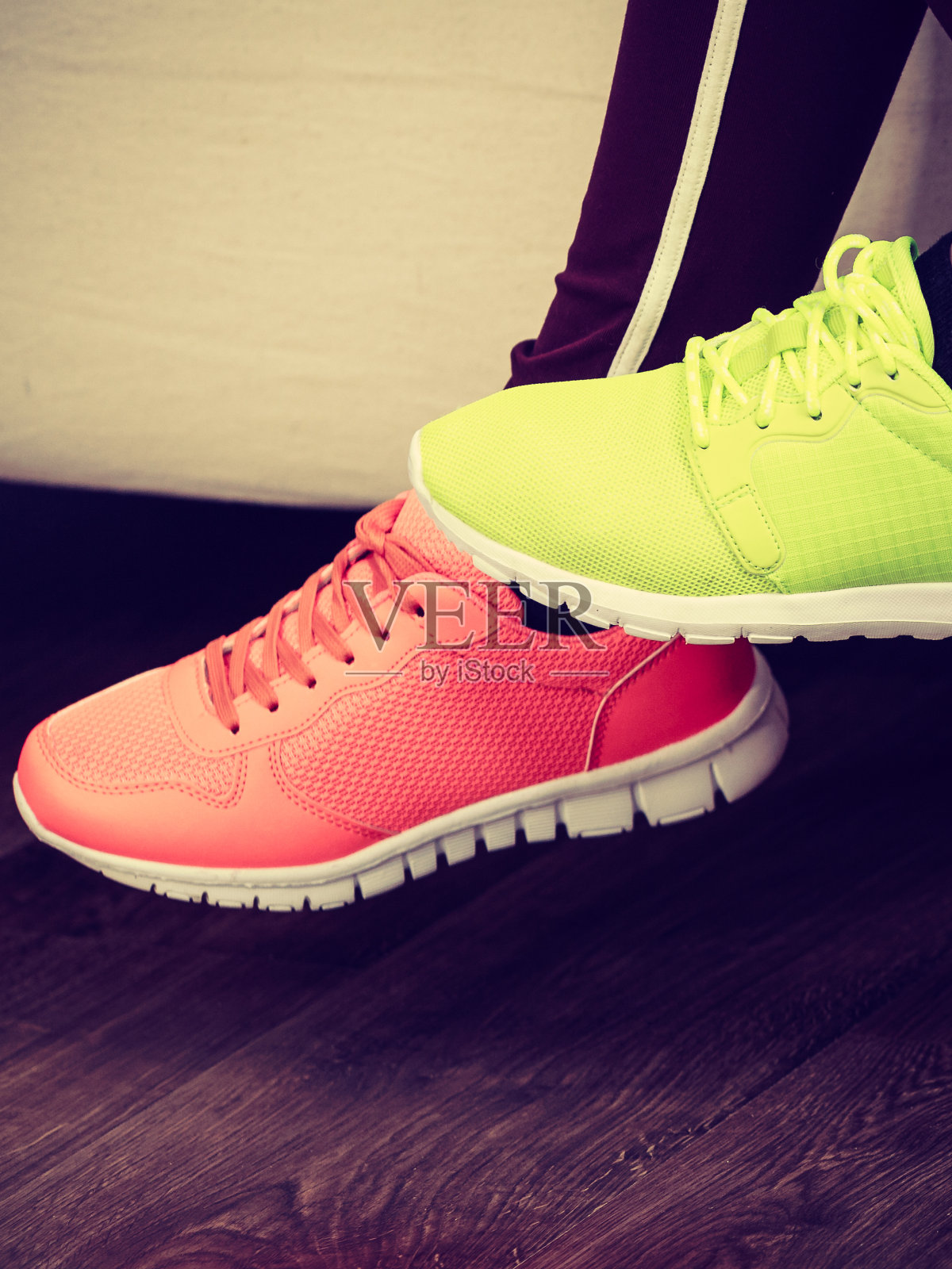 两双运动鞋照片摄影图片