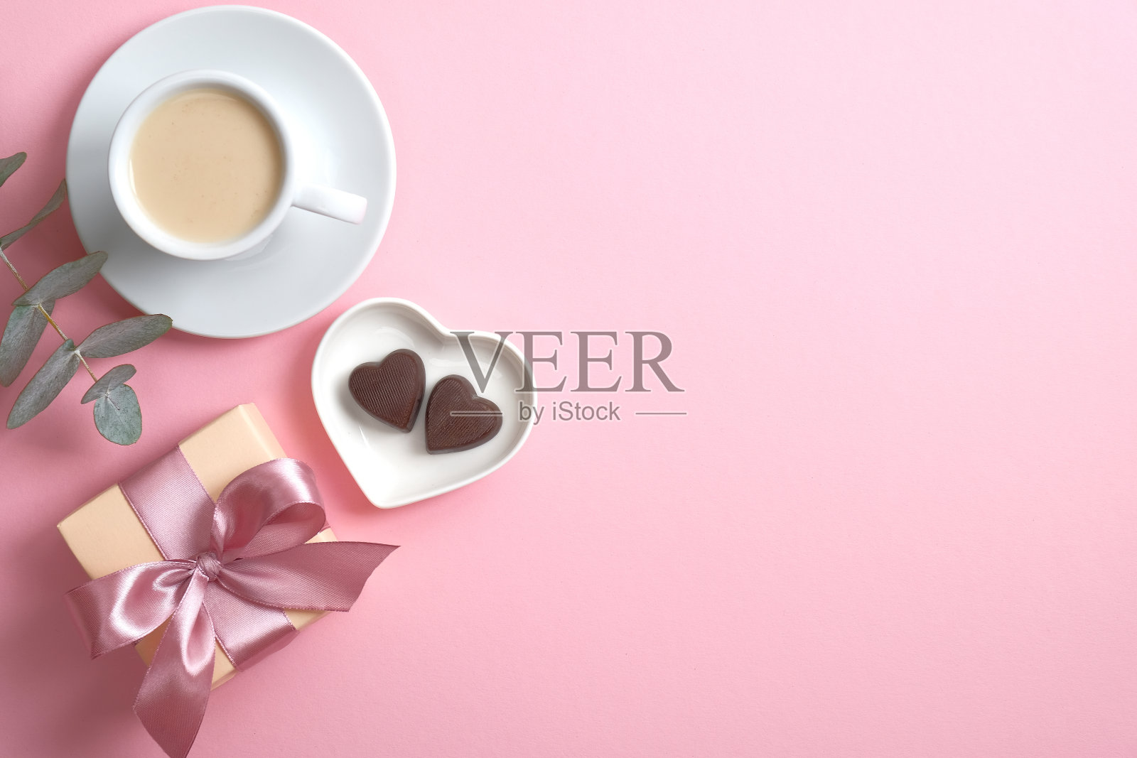 这是一款浪漫的情人节作品，以咖啡、礼盒、心形糖果为背景。平铺，俯视图，拷贝空间。照片摄影图片