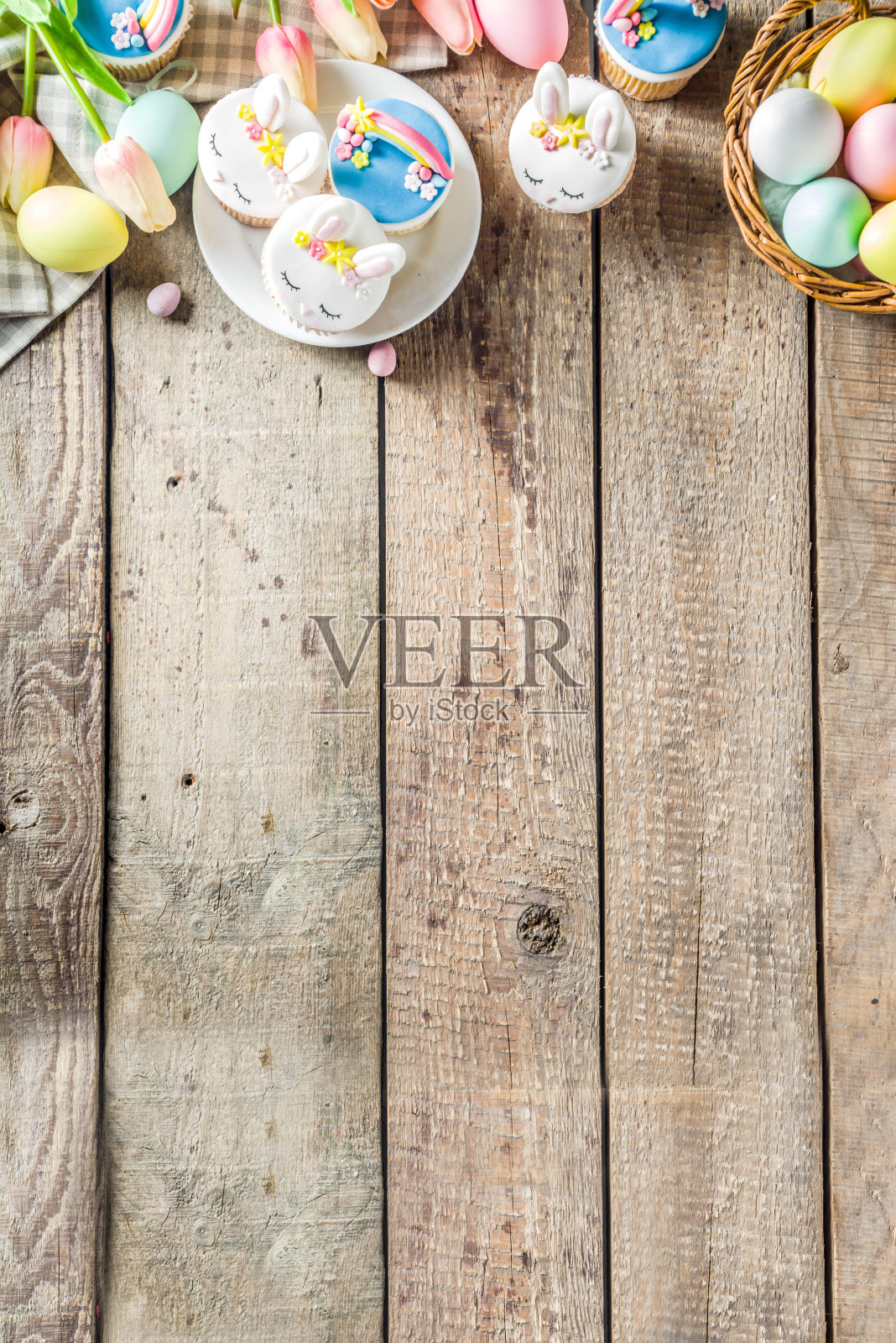 可爱的自制复活节纸杯蛋糕照片摄影图片