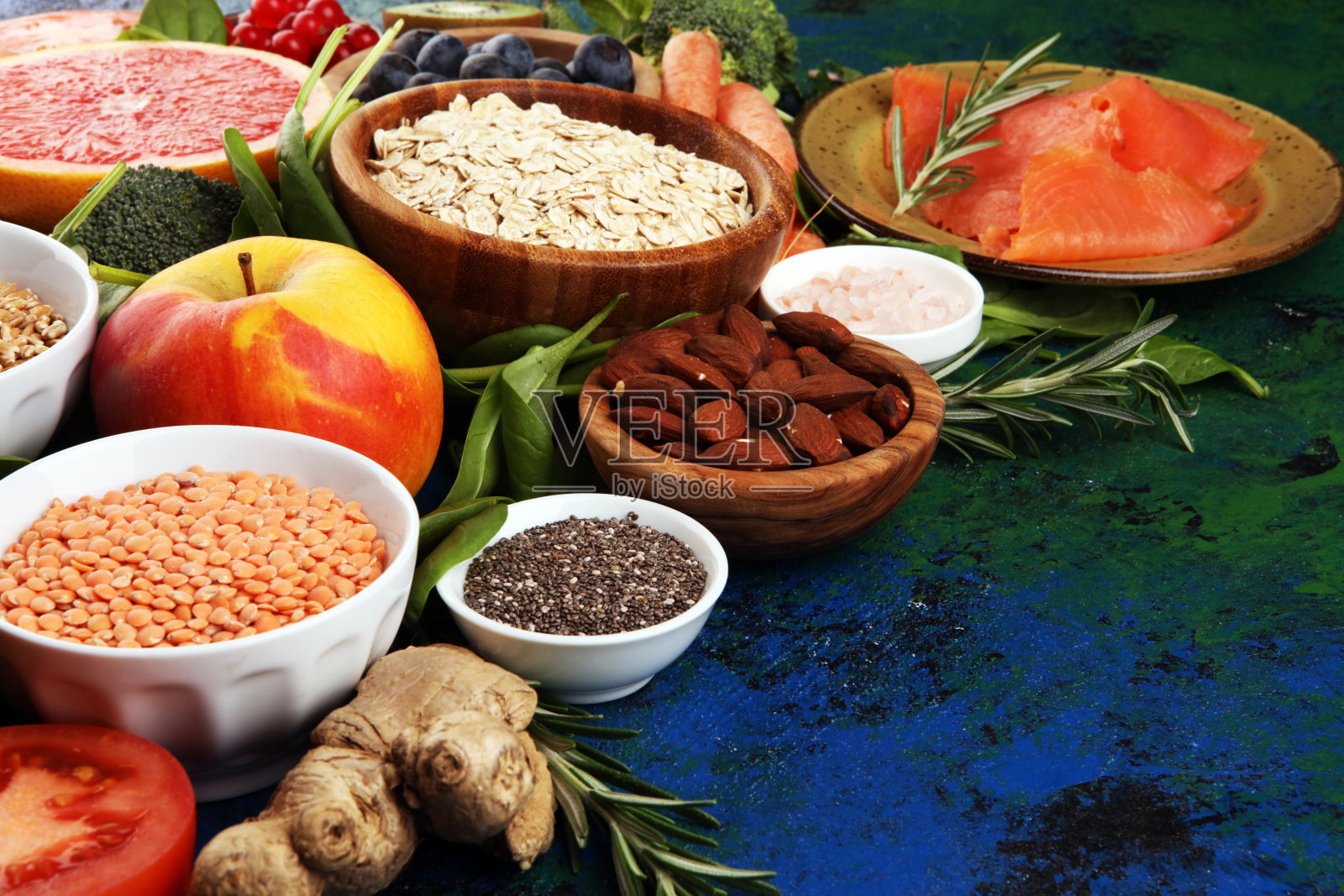 健康健康的饮食选择:鱼，水果，蔬菜，谷物，田园蔬菜照片摄影图片