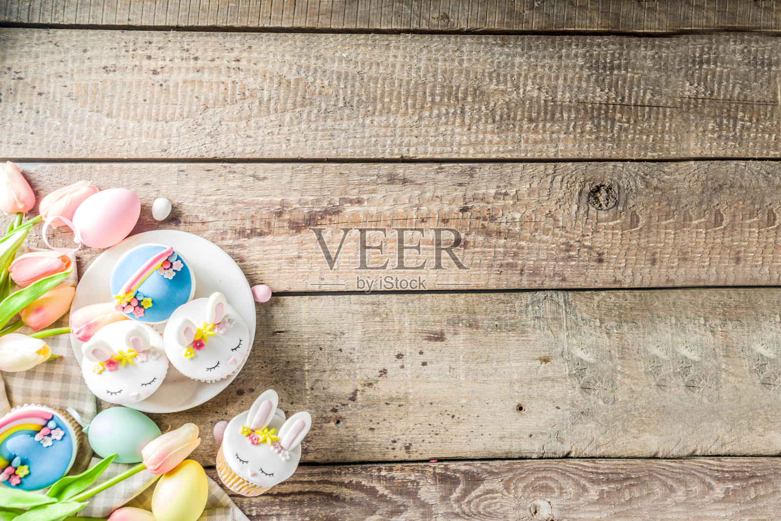 可爱的自制复活节纸杯蛋糕照片摄影图片