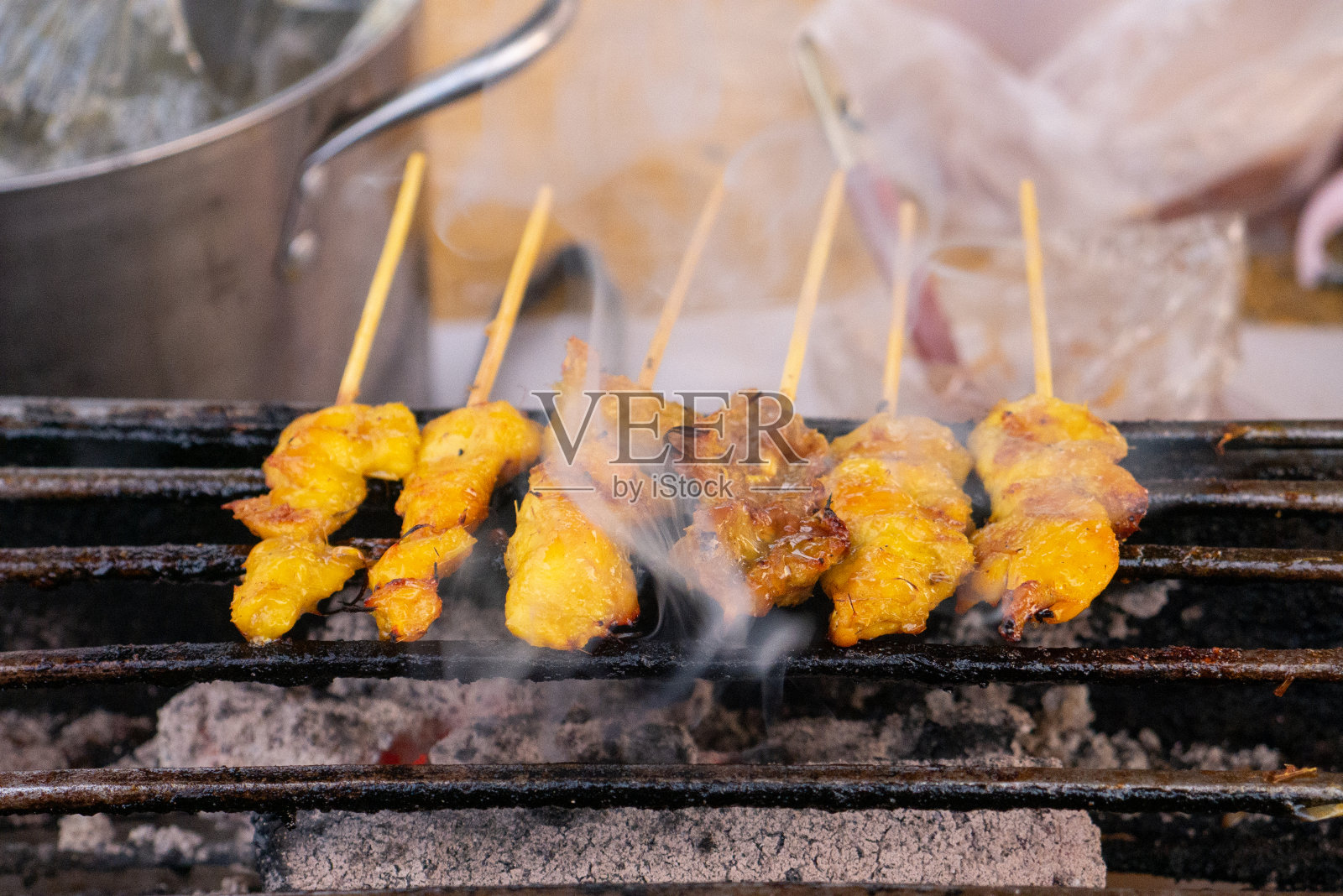 亚洲传统菜单烤肉沙爹烧烤配花生咖喱酱的街头小吃概念在泰国，马来西亚，印度尼西亚照片摄影图片