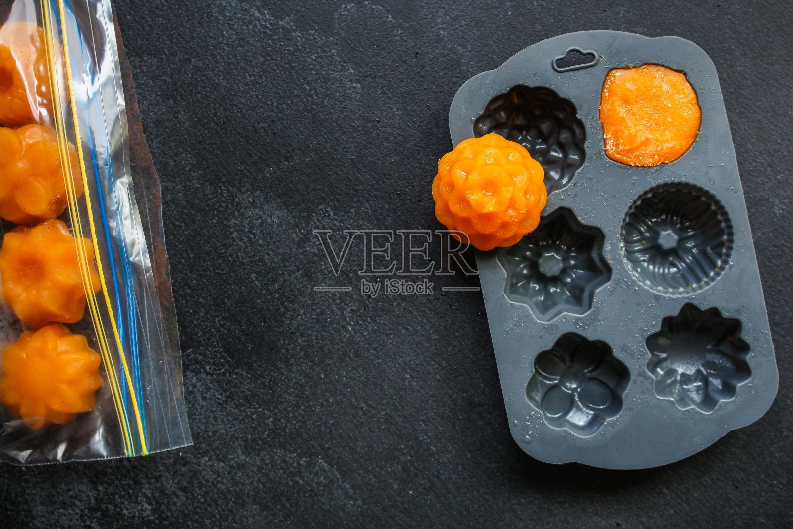 冷冻橙泥南瓜或胡萝卜(准备，硅胶模具，蔬菜泥泥，方便食品)菜单概念。食品的背景。前视图。本空间照片摄影图片