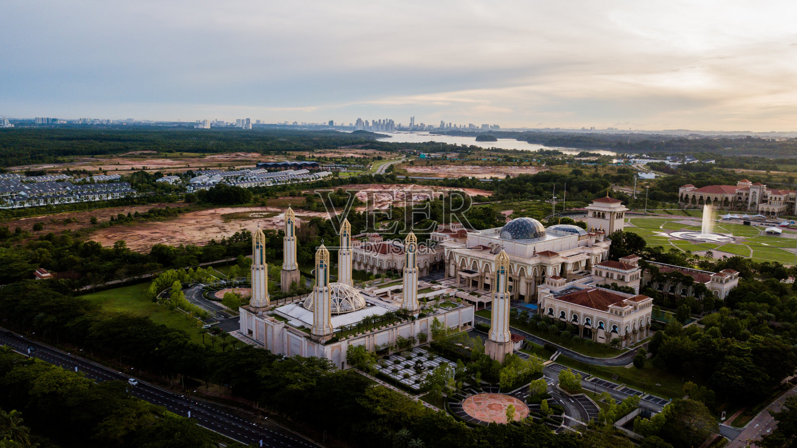 Kota Iskandar清真寺非常美丽的空中景观位于Kota Iskandar照片摄影图片