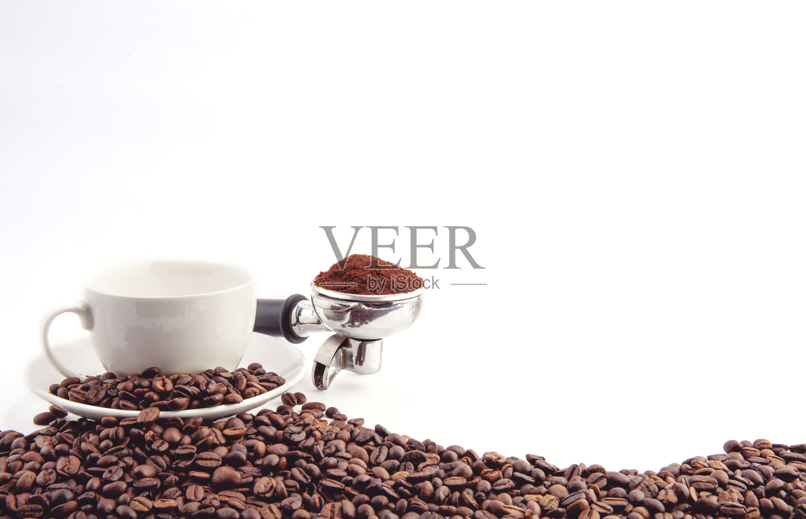 咖啡碟上的棕色烘培咖啡豆和土豆滤纸上的咖啡粉被隔离在白色的背景上。照片摄影图片