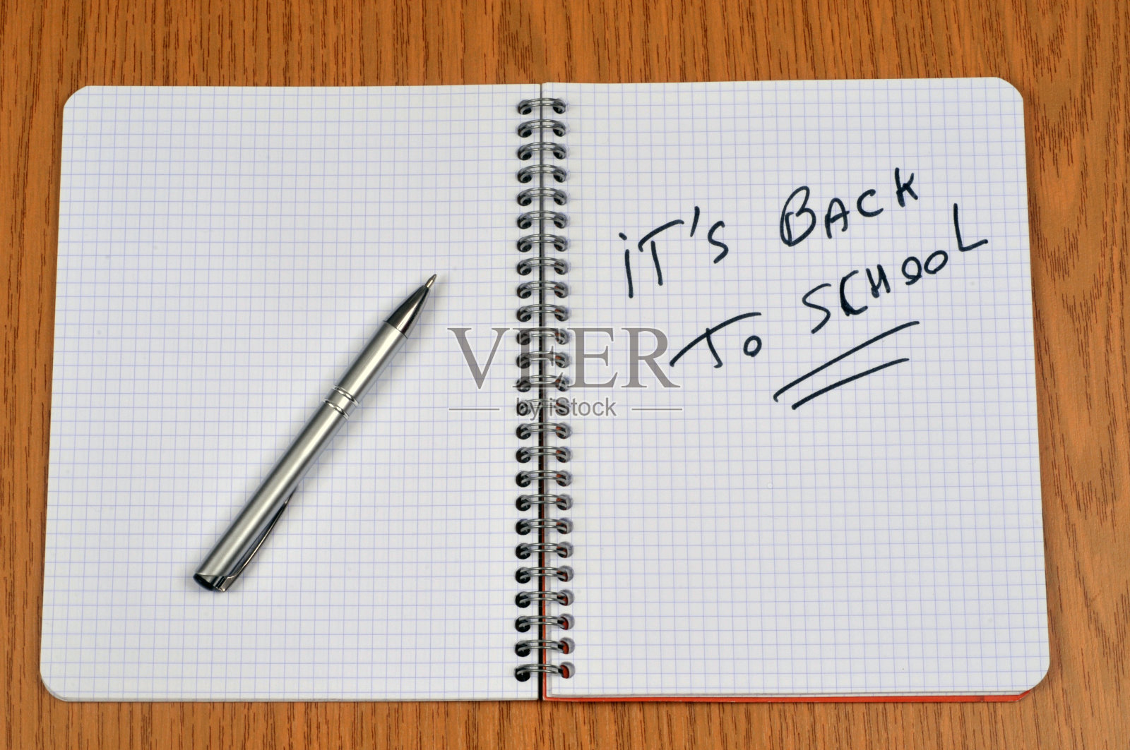 就像在记事本上写回学校一样照片摄影图片