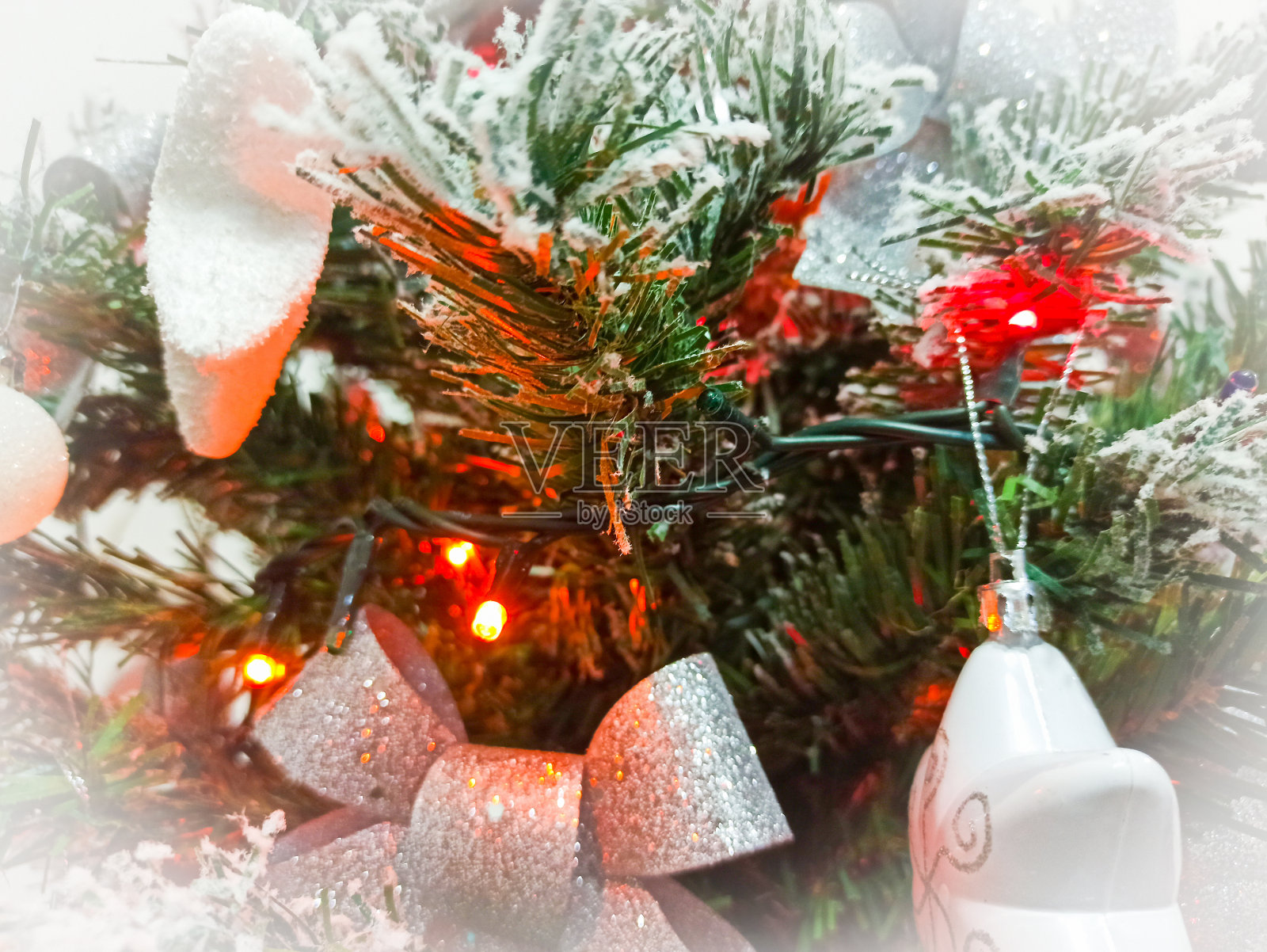 装饰着雪花的圣诞树照片摄影图片