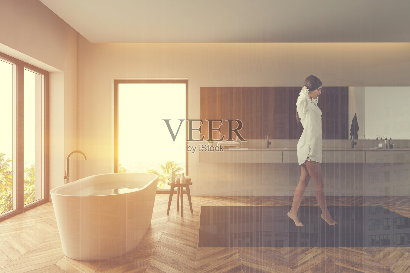 年轻女子走在白色浴室里照片摄影图片