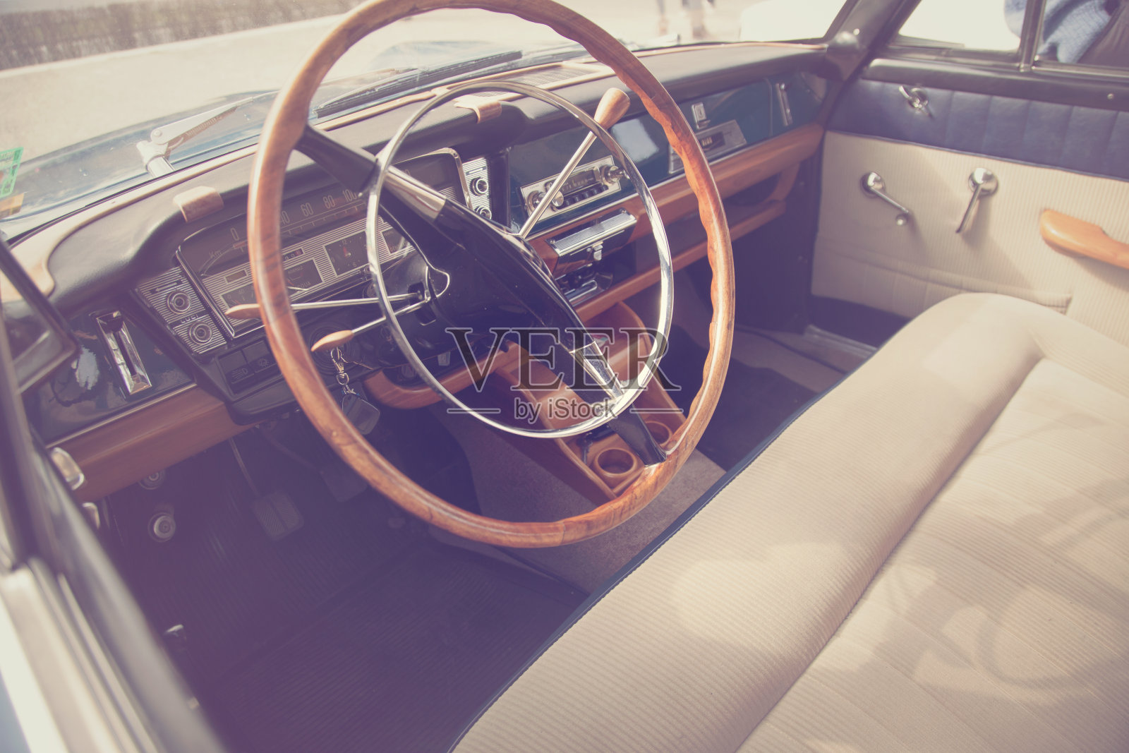 经典老爷车的内饰照片摄影图片