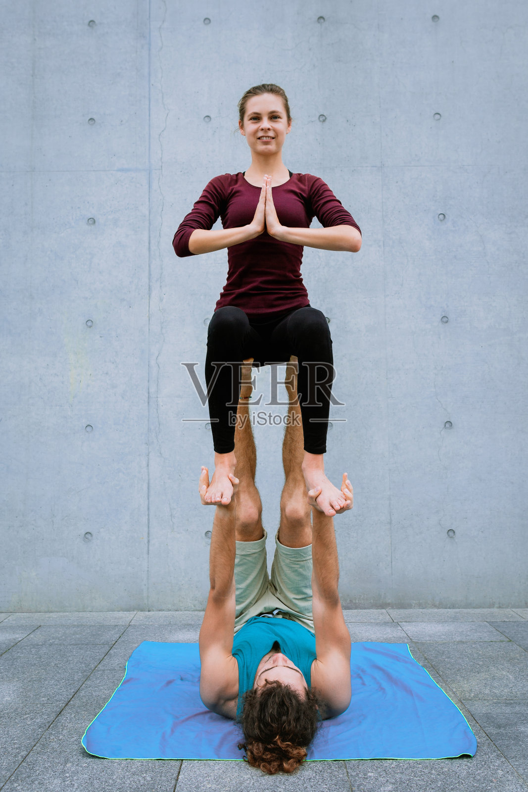 情侣在户外练习双人瑜伽，王座式照片摄影图片