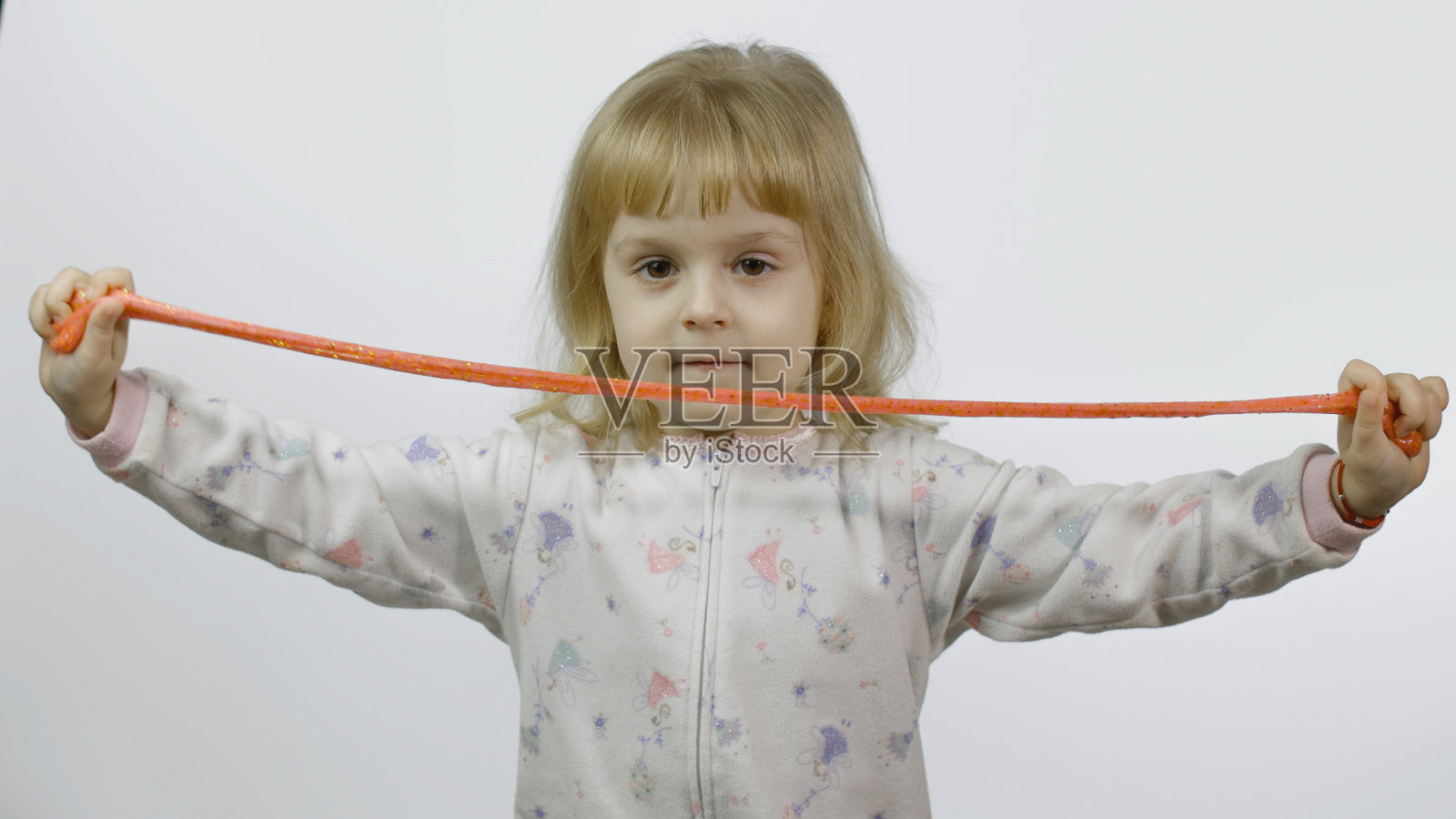 孩子玩手工制作的玩具黏液。孩子们玩得很开心照片摄影图片