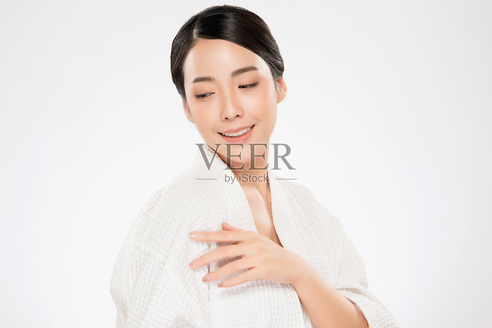 美丽年轻的亚洲女人与清洁新鲜的皮肤。面部护理，面部护理，白底，美容和化妆品的概念照片摄影图片