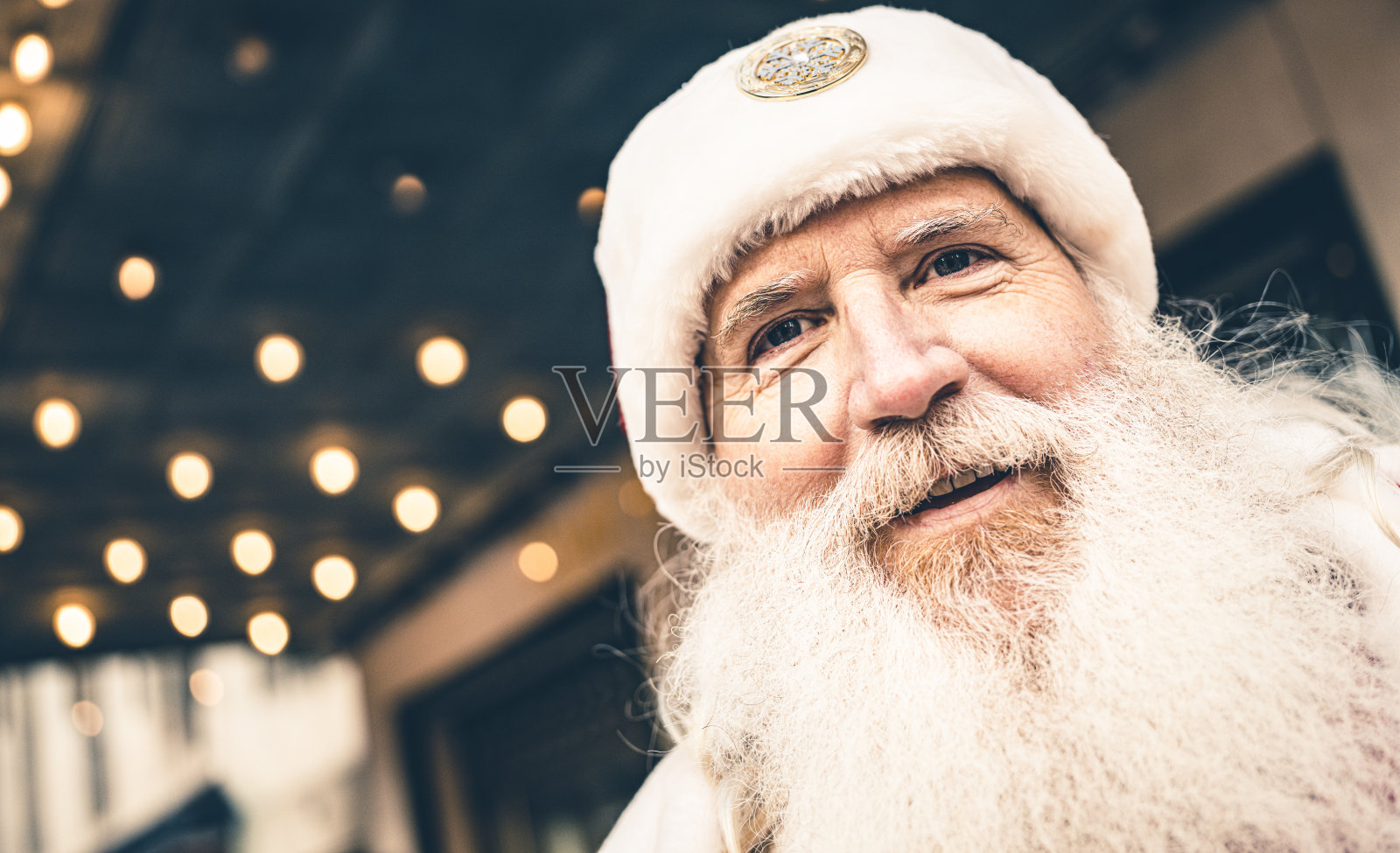 市中心街道上的圣诞老人照片摄影图片