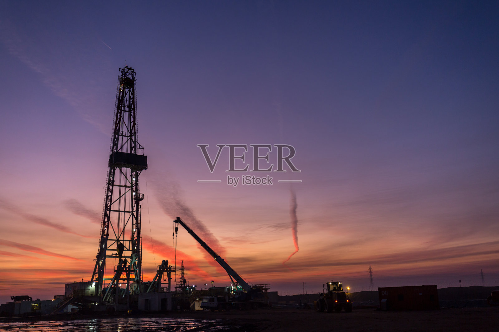 黎明时分的压裂采油机照片摄影图片