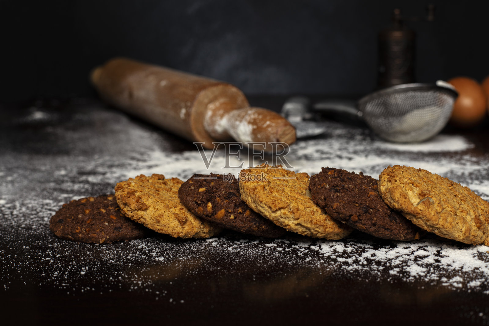 美味的饼干和配料。糖果的艺术。照片摄影图片