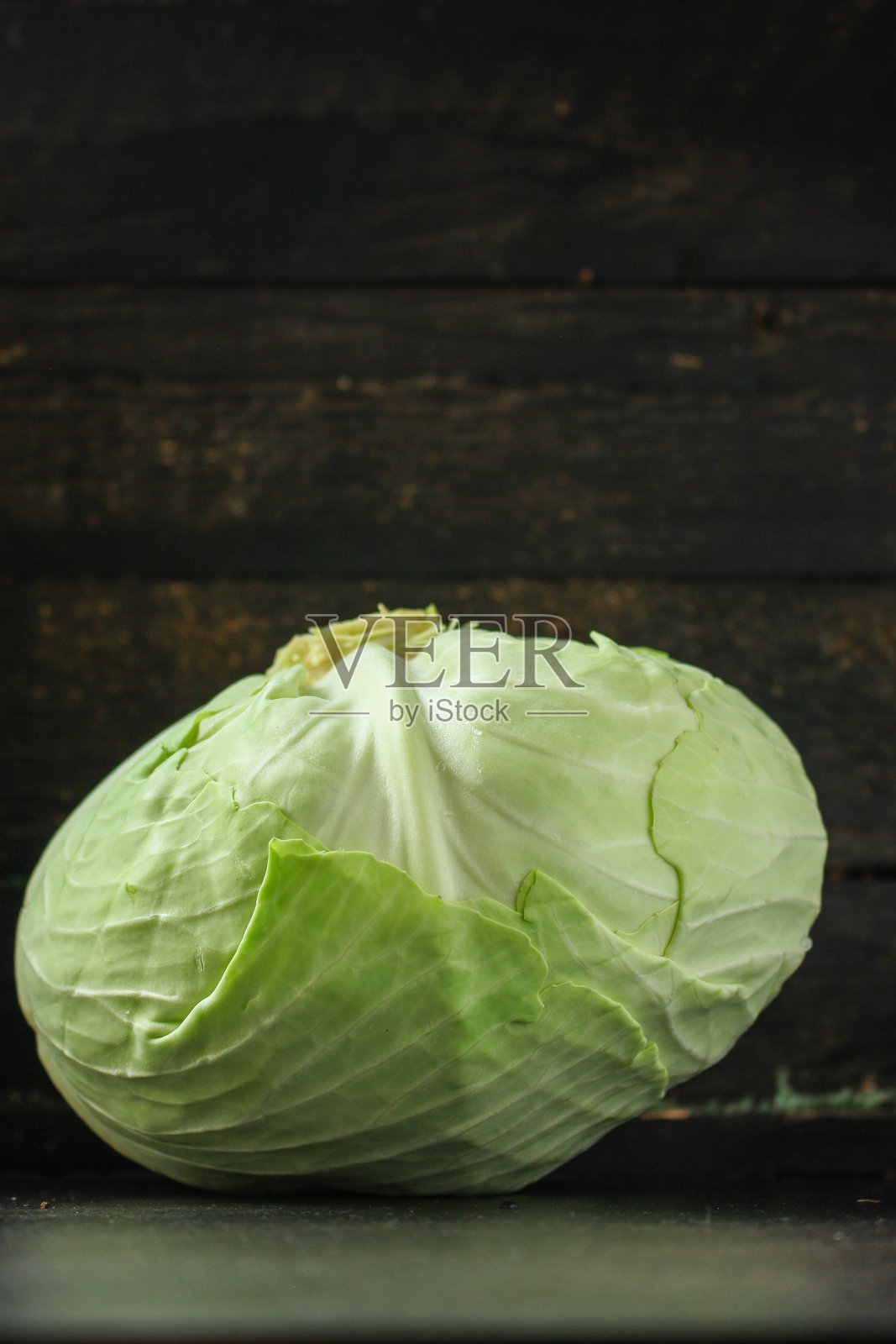 绿色卷心菜，健康食品(美味新鲜蔬菜)菜单理念。食品的背景。前视图。本空间照片摄影图片