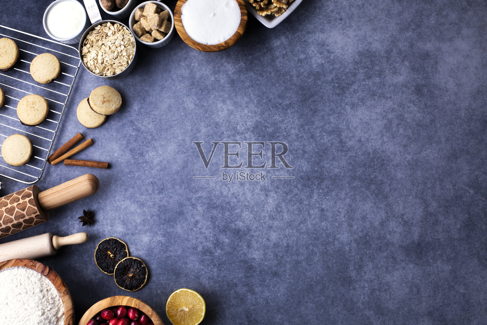 烘烤配料在深色背景上照片摄影图片